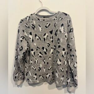 Super soft, cozy Papillon Gray Leopard Sweater. Women’s size large